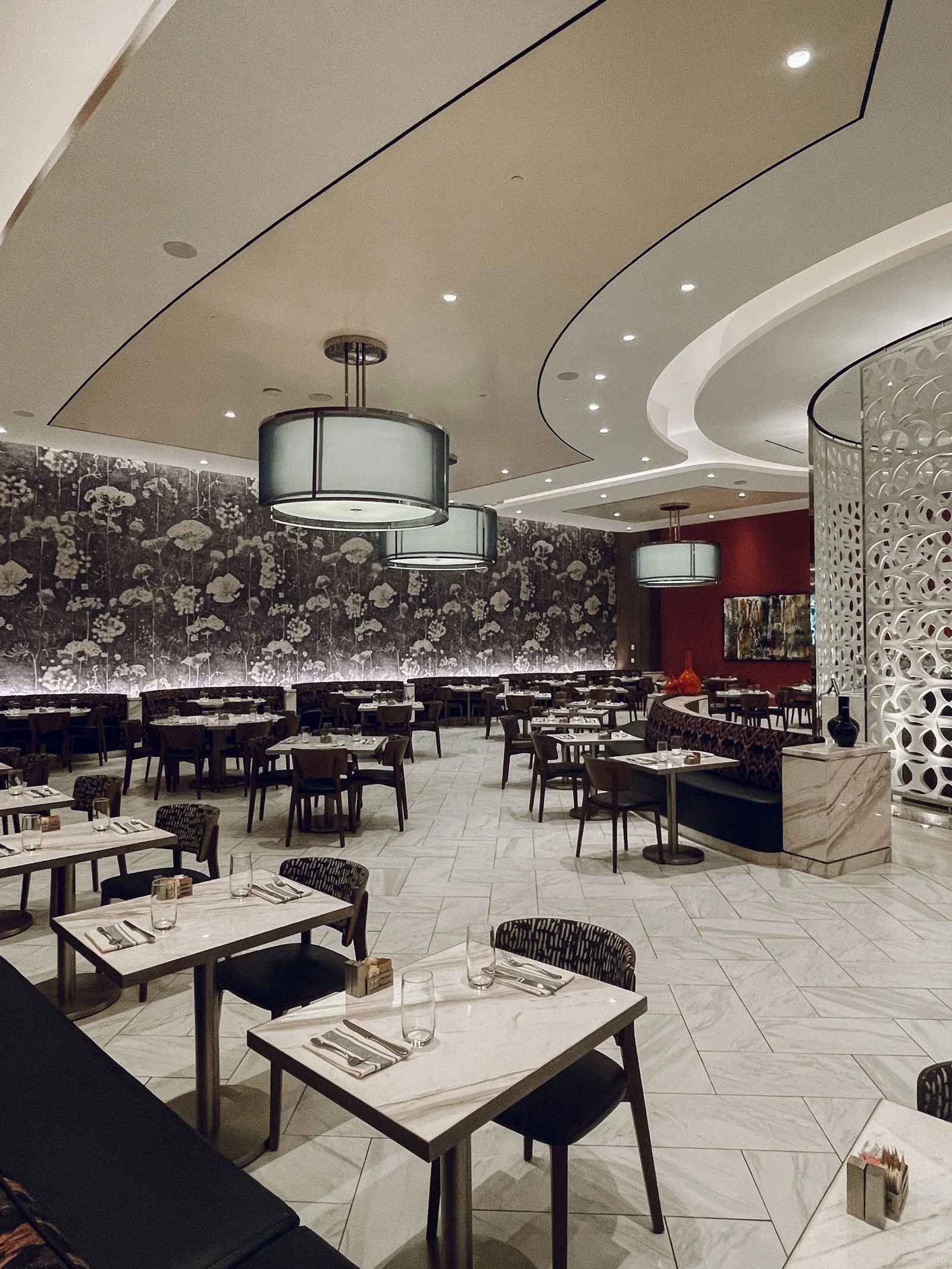 Salão amplo de restaurante com mesas organizadas